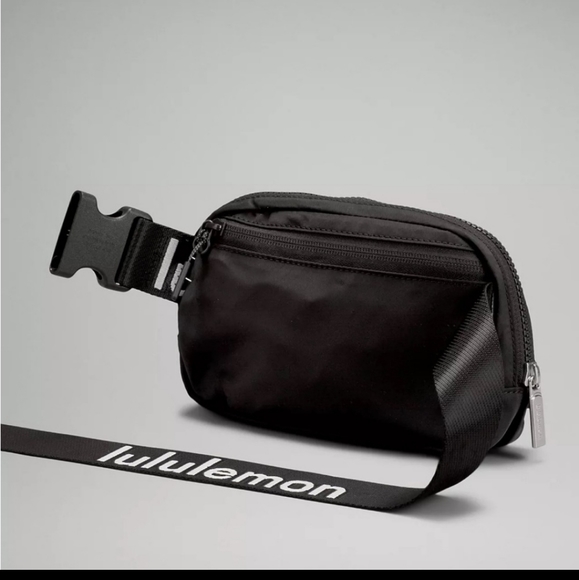 🆕️ LULULEMON EVERYWHERE BELT BAG BLACK WORDMARK 🖤🤍 - Picture 3 of 8